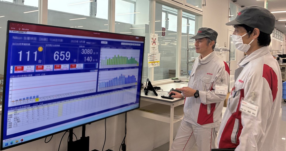 工場入口の大型ディスプレイ