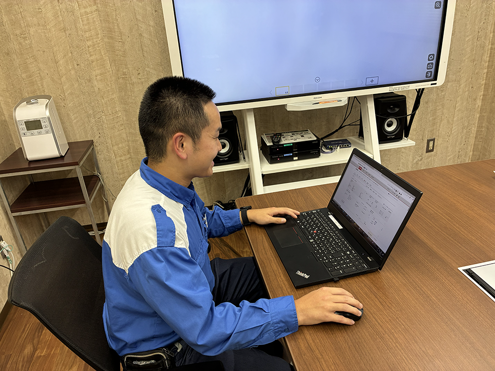 BtoBプラットフォームを活用し、PC画面で納期回答を確認している様子