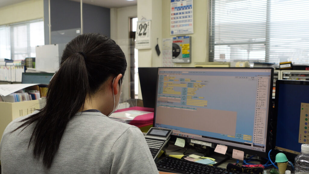 事務所でTECHSを入力している様子
